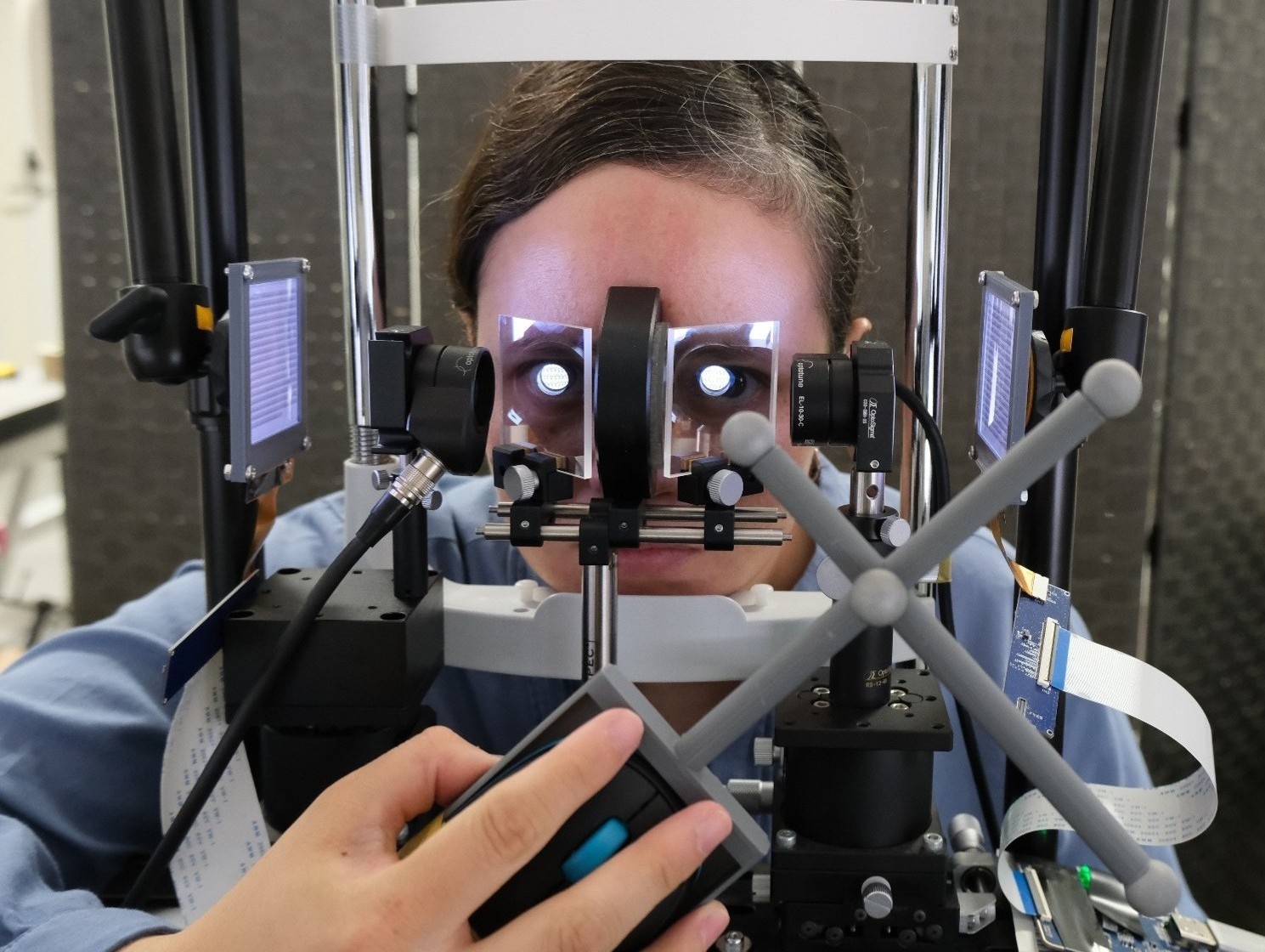 Varifocal Displays for Reducing VAC in AR